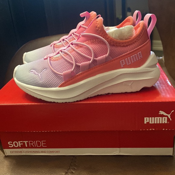 Puma brand new kids/girls shoes size 11. - Picture 3 of 6